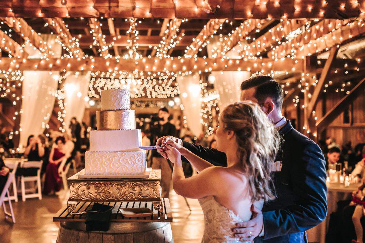 The Ca”Barn”et Barrel Barn at Talon Winery has a rustic chic vibe that can accommodate up to 250 people.
