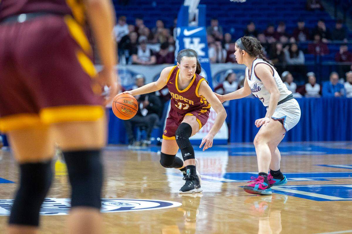 Liz Freihofer (32) is a sophomore. Her and sister Liz Freihofer’s mother, Tammy, is the sister of late Kentucky football assistant coach John Schlarman.