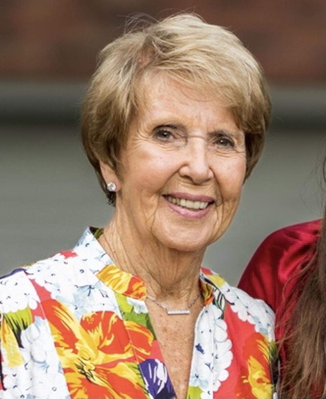 After Phyllis Cronin produced a quilt to honor Kentucky’s 1978 men’s basketball national championship team, she was able to utilize a social acquaintance with then-UK coach Joe B. Hall to have it autographed by all the players and coaches on the team.