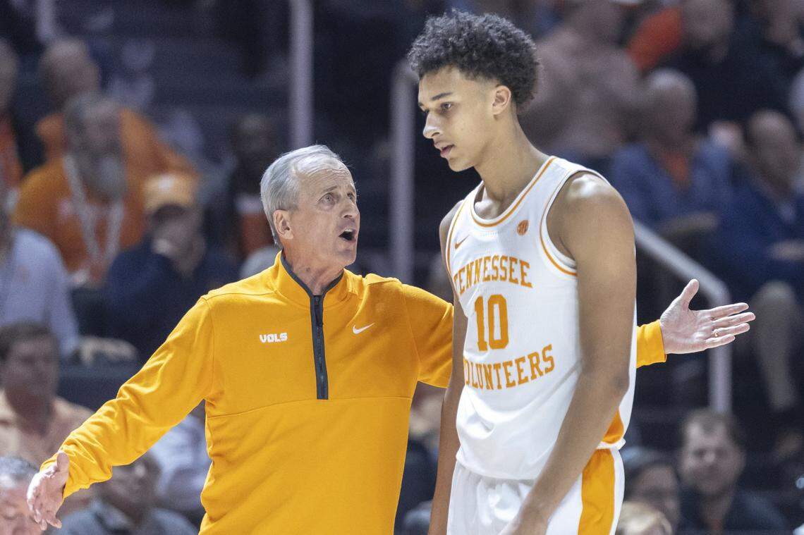 Tennessee coach Rick Barnes instructed Volunteers’ freshman forward Nate Ament (10) during UT’s 80-78 loss to Kentucky on Jan. 17 in Knoxville.