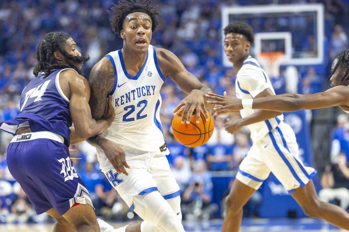 Kentucky’s Amari Williams (22) drives against Kentucky Wesleyan’s Terrence Ringo Jr., left, and Edward Jones Jr. during Wednesday night’s exhibition game in Rupp Arena. Williams, a center, tied for the team lead in assists with six.