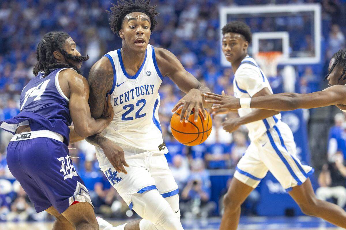 Kentucky’s Amari Williams (22) drives against Kentucky Wesleyan’s Terrence Ringo Jr., left, and Edward Jones Jr. during Wednesday night’s exhibition game in Rupp Arena. Williams, a center, tied for the team lead in assists with six.