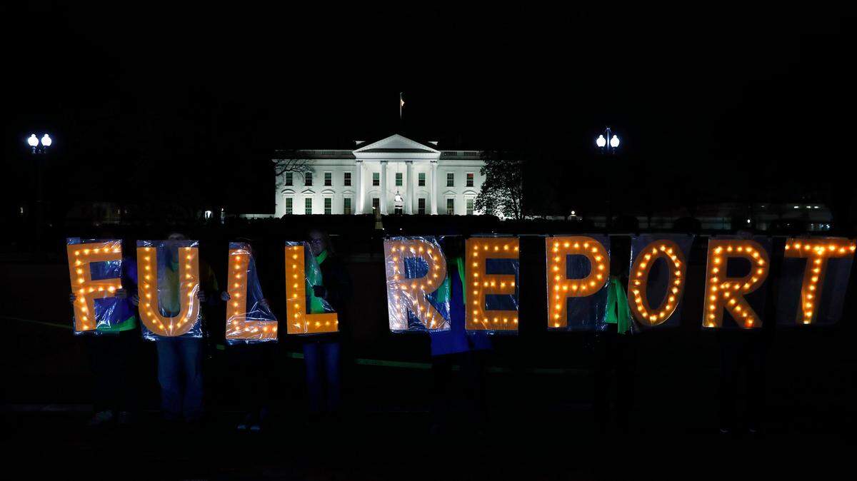 Members of the protest group Herndon Reston Indivisible and Kremlin Annex hold signs saying “Full Report,” outside the White House in Washington, Monday, March 25, 2019, as they protested for the complete results to be released of special counsel Robert Mueller’s investigation into Russian election interference and possible coordination with associates of President Donald Trump. (AP Photo/Jacquelyn Martin)