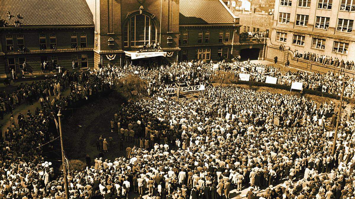 A crowd of 15,000 greeted UK’s 1948 NCAA national champions at old Union Station on Main Street in Lexington on April 2, 1948, after the team’s arrival from New York. Coach Adolph Rupp and members of the squad were assembled on a platform in front of the door of the station for a brief ceremony.