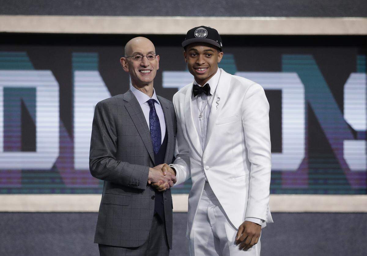 Kentucky’s Keldon Johnson shook hands with NBA Commissioner Adam Silver after the San Antonio Spurs selected Johnson with the 29th overall pick in the first round of the 2019 NBA Draft.