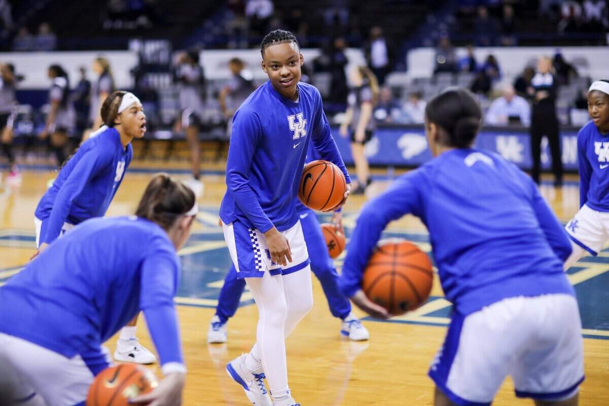 Kentucky’s Eniya Russell, center, participates in warm-ups ahead of the team’s game against South Carolina on Jan. 12.