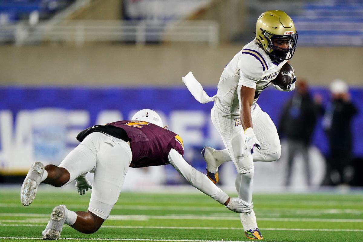 Bowling Green’s Trevy Barber (3) escapes a Cooper tackle during the Class 5A high school football state championship game on Dec. 7, 2024, at Kroger Field. He returns for the preseason No. 1 Purples this season.