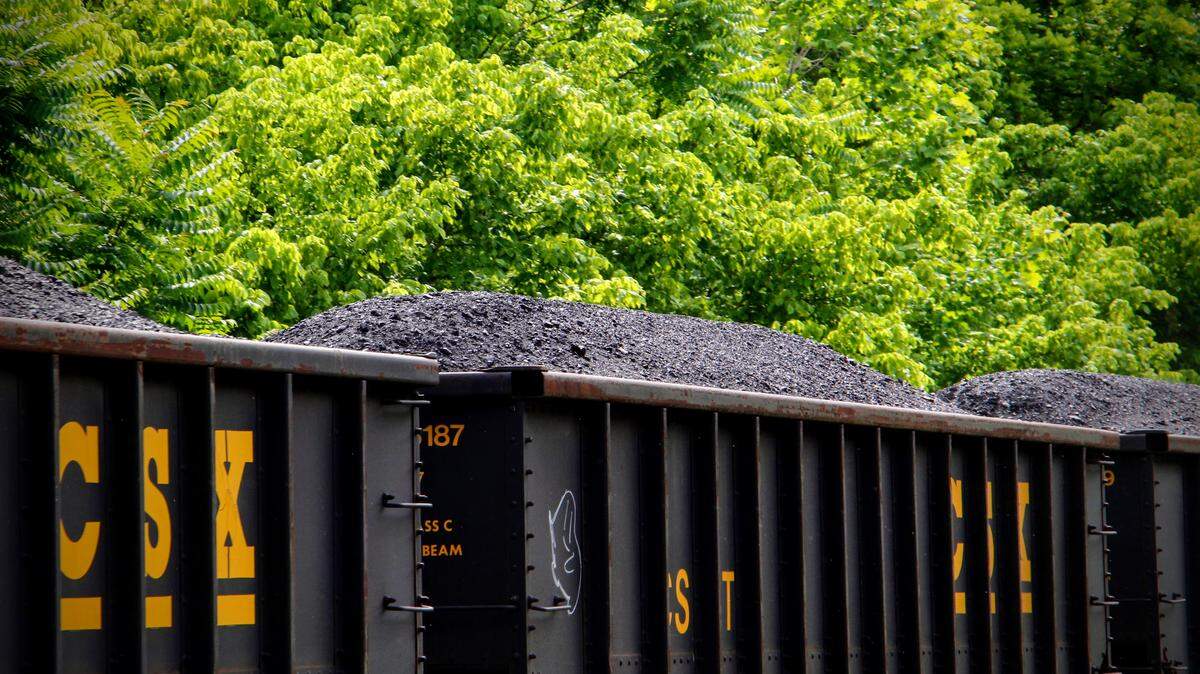 A coal train idles near Kentucky Power’s Big Sandy natural gas-fired plant in Eastern Kentucky. Many of the coal-fired power plants slated to receive federal funds under President Donald Trump’s “clean, beautiful coal” plan are actively pursuing natural gas investments.