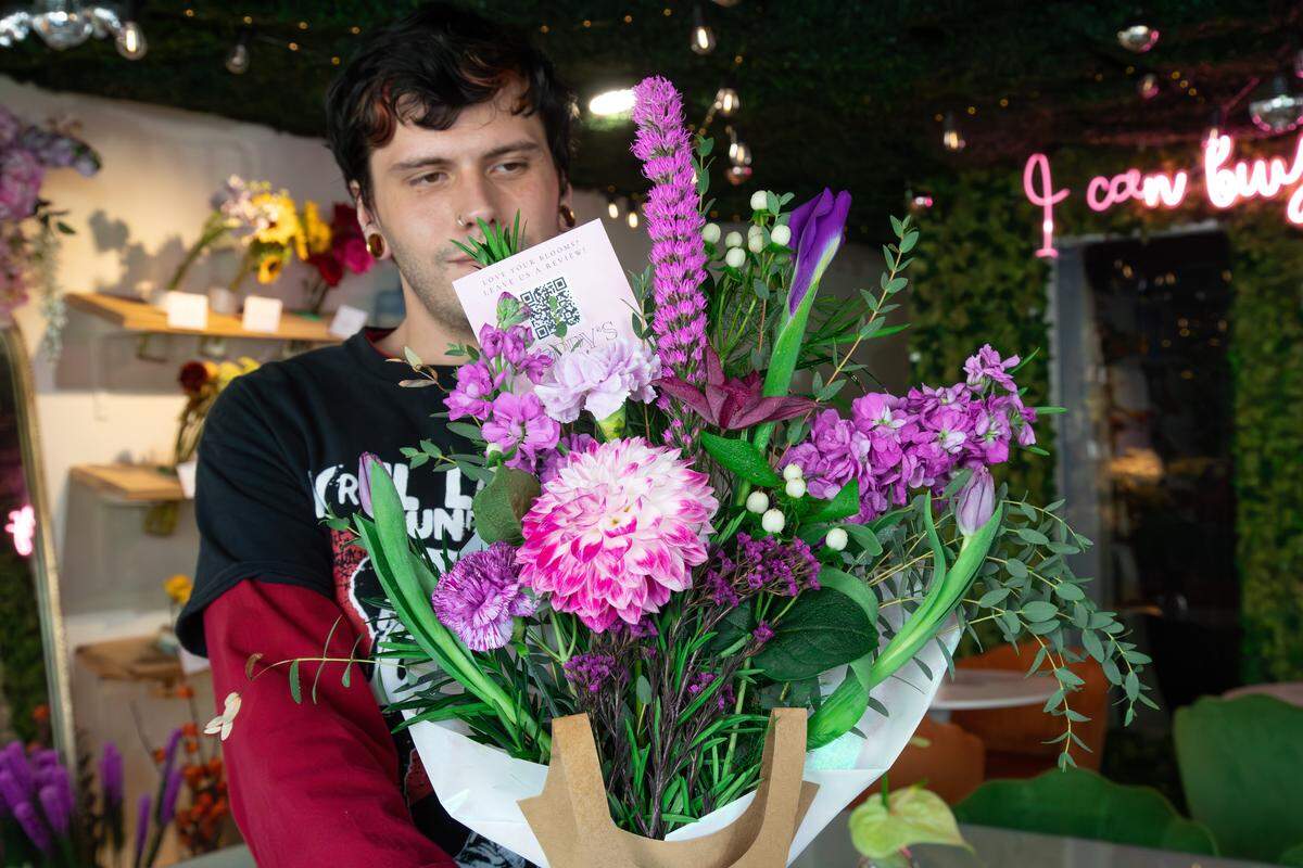 Award-winning florist Bryan McCoy showcases skills with an assortment of hand-tied stems at Poppy’s Flower Bar, located at 210 Old Mt Tabor Rd on Oct. 4, 2025, in Lexington, Ky.