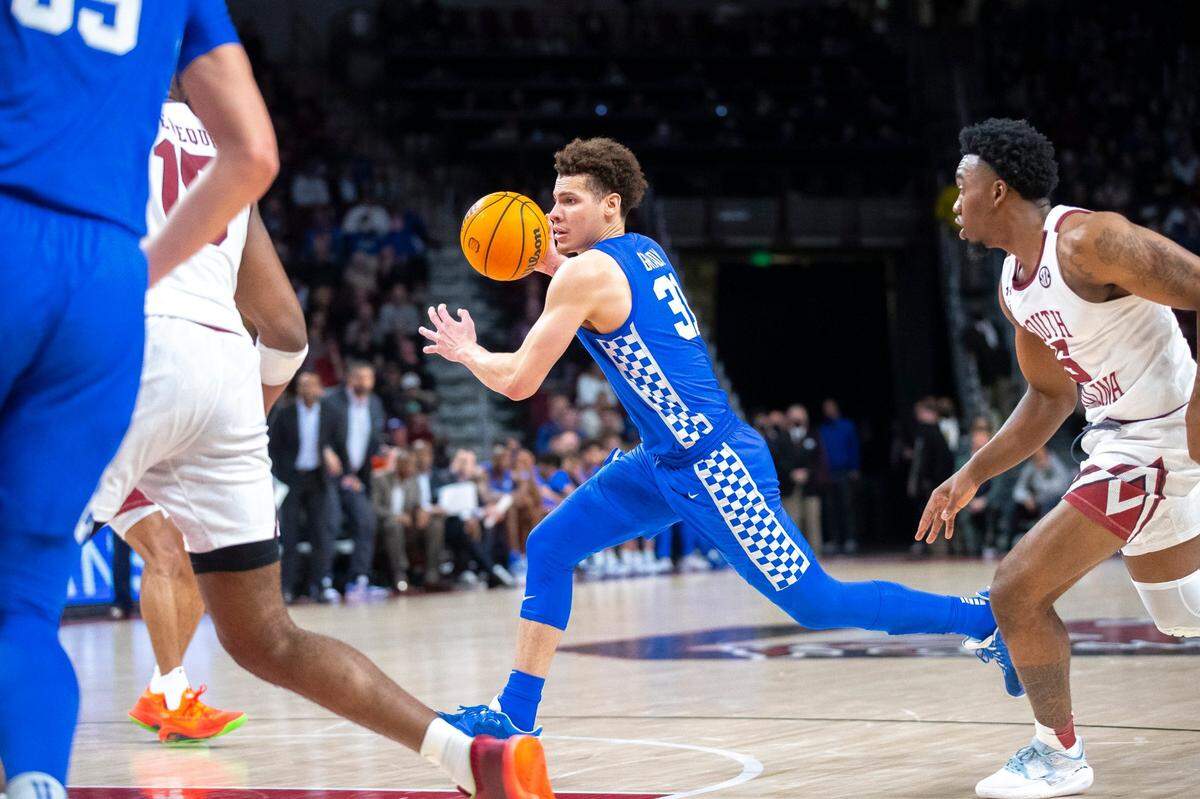 Kentucky’s Kellan Grady (31) extended his streak of consecutive games with a made three-pointer on Tuesday night.