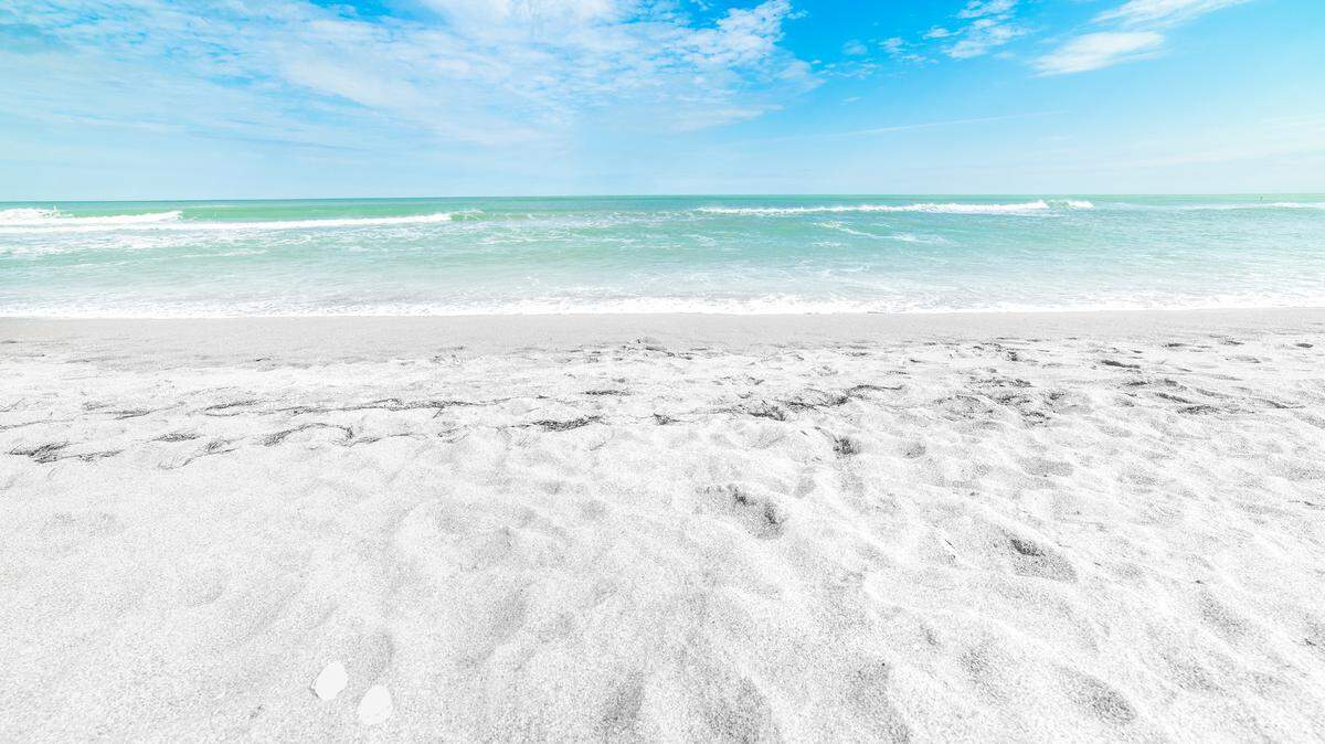 Turquoise water in Siesta Key beach, Florida.