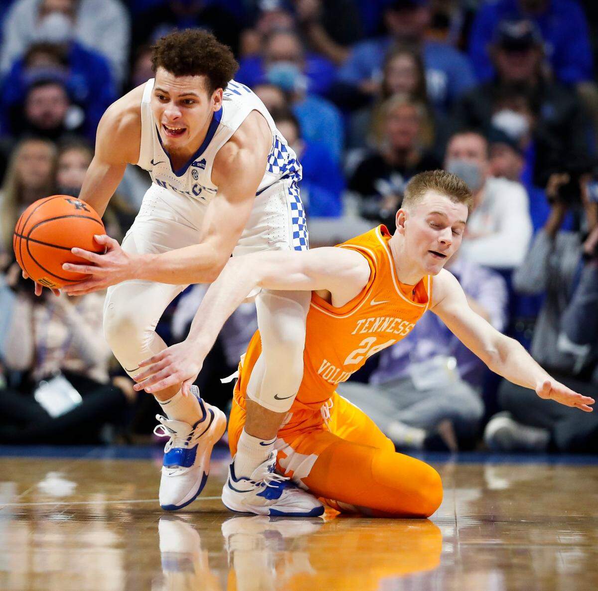 Kentucky’s Kellan Grady, left, secured the ball after Tennessee’s Justin Powell lost it during Saturday’s game at Rupp Arena. Grady scored 16 points in the Cats’ victory.
