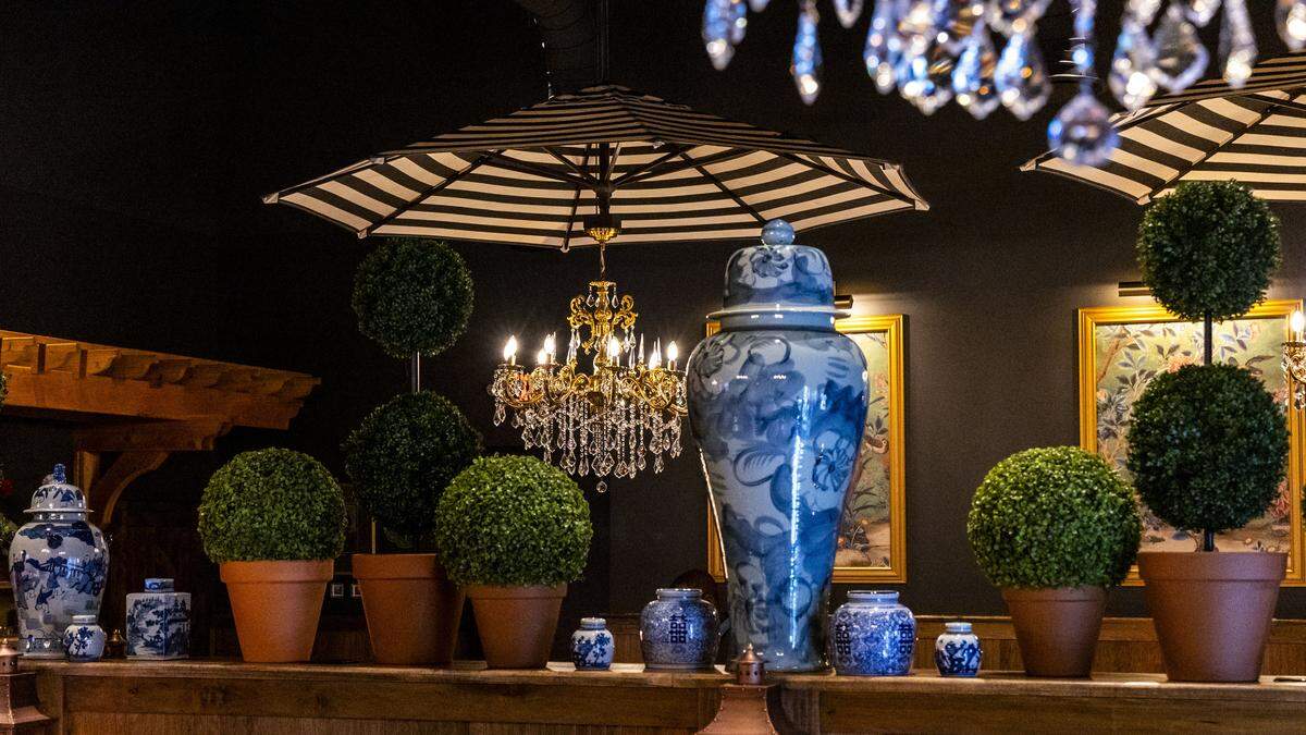The owners of Carson’s wanted its new concept, Carson’s Back Porch, to have the feeling of a Charleston porch brought indoors. Five giant umbrellas with line the dining room, which will be open for lunch and dinner.