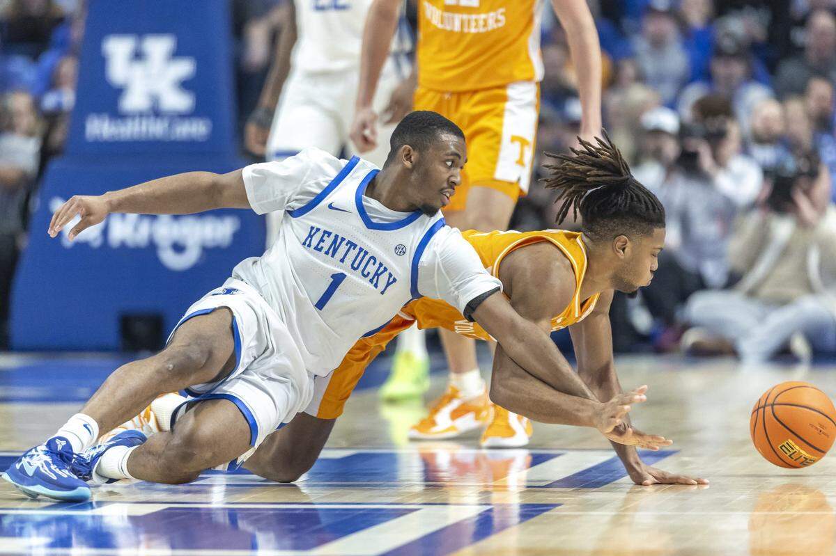 Kentucky guard Lamont Butler battles with Tennessee guard Chaz Lanier for a loose ball during Tuesday’s game. Butler reinjured his left shoulder on this play.