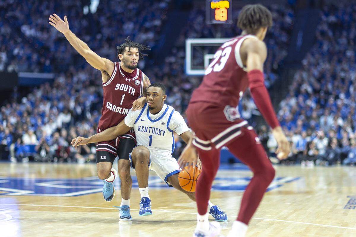 Kentucky guard Lamont Butler (1) looks to move the ball as South Carolina guard Jacobi Wright (1) defends during Saturday’s game at Rupp Arena. Butler had eight points and three assists in his return to game action for UK.