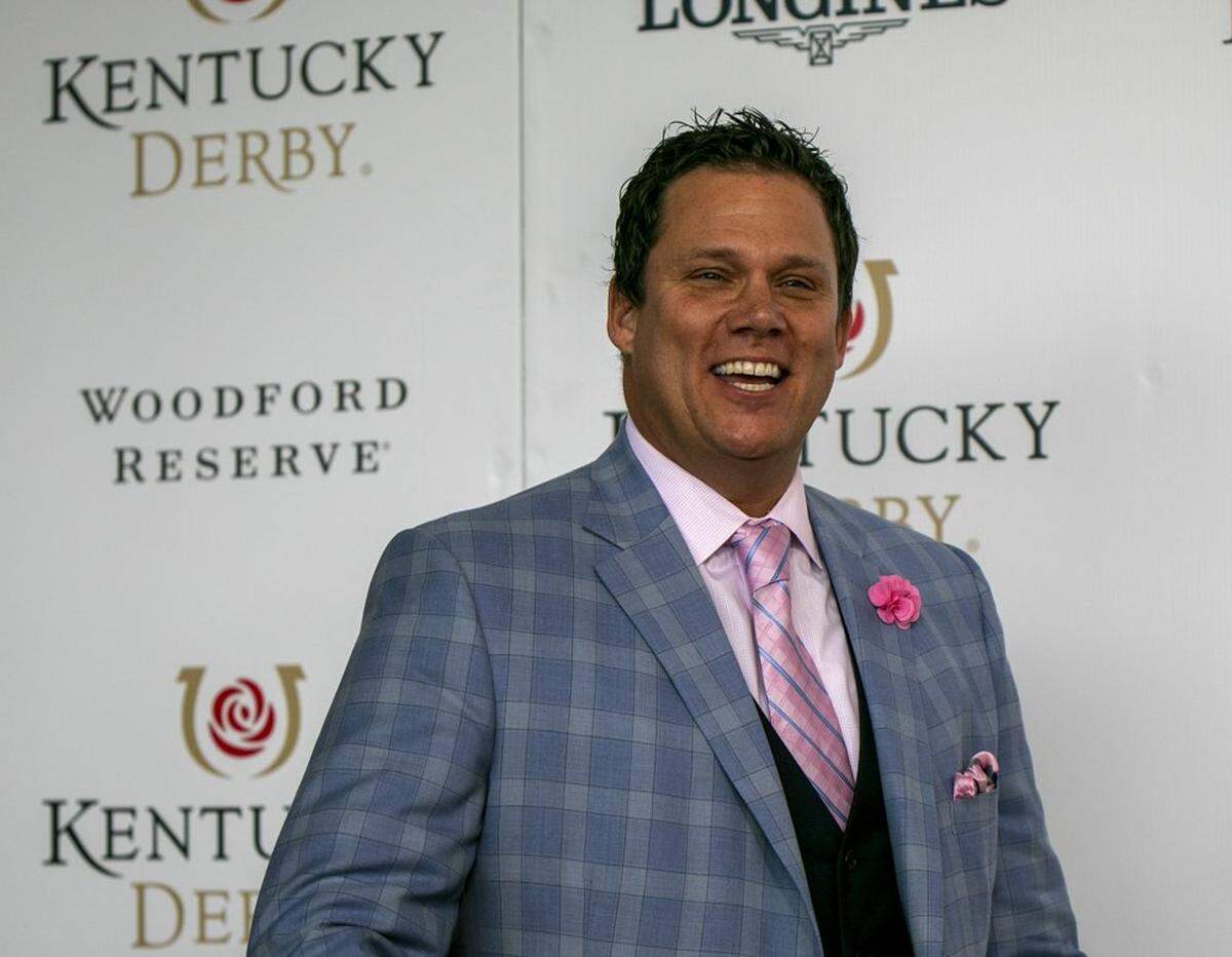 “Bachelor” star Bob Guiney walks the red carpet at Churchill Downs in Louisville, Ky., Saturday, May 7, 2022.