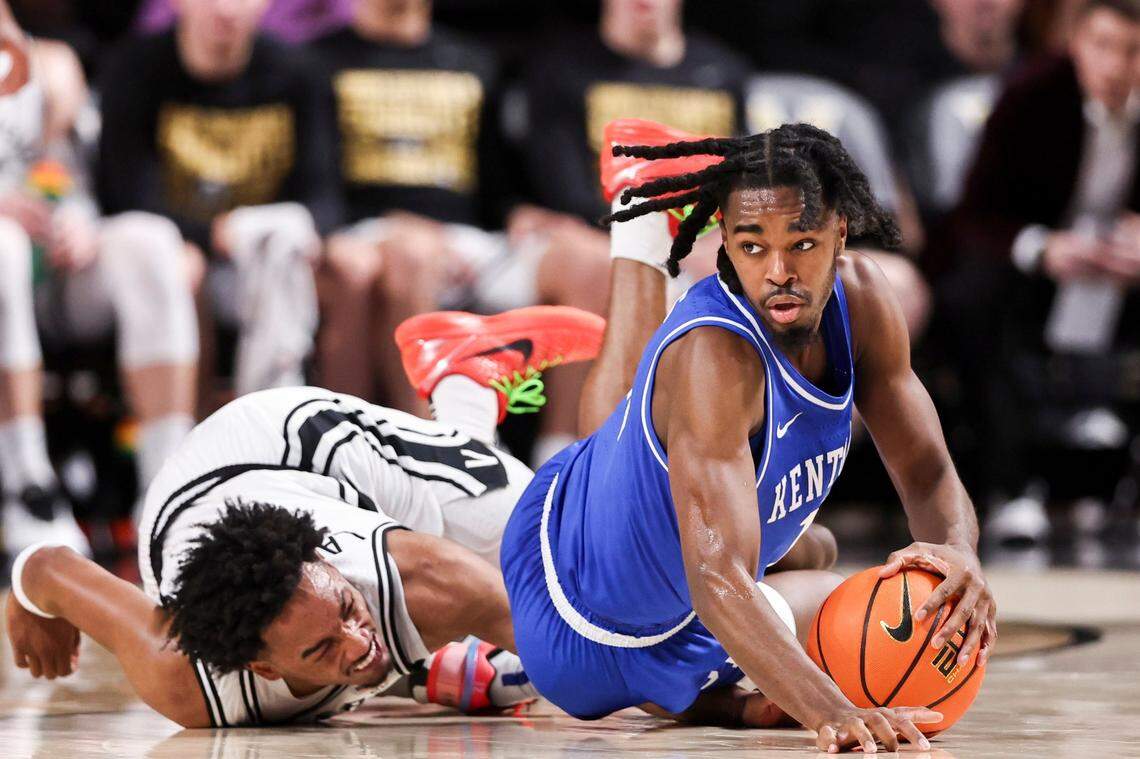 Kentucky’s Antonio Reeves, right, dives for a loose ball against Vanderbilt during Tuesday night’s game. Reeves led the Wildcats in scoring with 24 points.