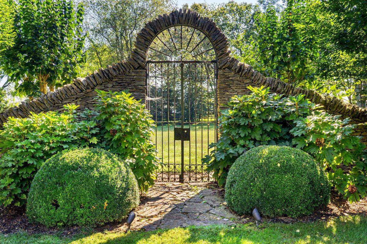 Built in 1845, “The Hollys” sits on 32 acres of land in Scott County, located at 1589 Newtown Pike. The home is currently up for sale on Kirkfarms.com.