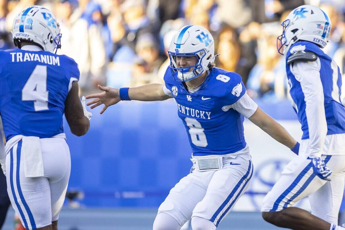 Kentucky quarterback Cutter Boley (8) reacts after running for a first down against Murray State at Kroger Field on Nov. 16.