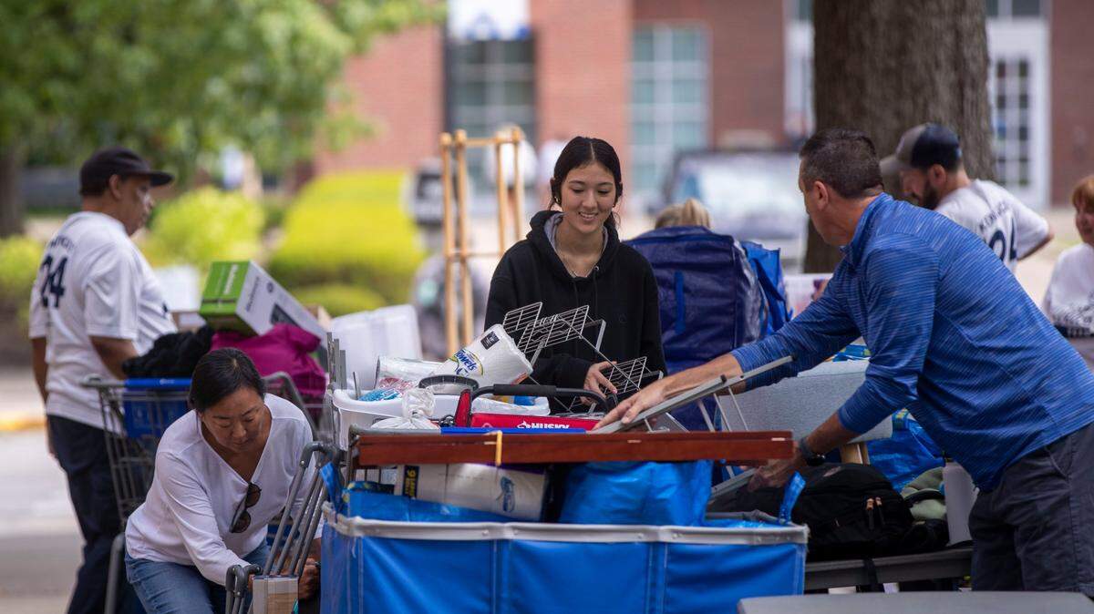 Freshman Ellison Case, 18, a major in Psychology lands her belongings into a cart to be moved into her new dorm during Big Blue Move-In Tuesday, Aug. 20, 2024, at the University of Kentucky Lexington, Kentucky.