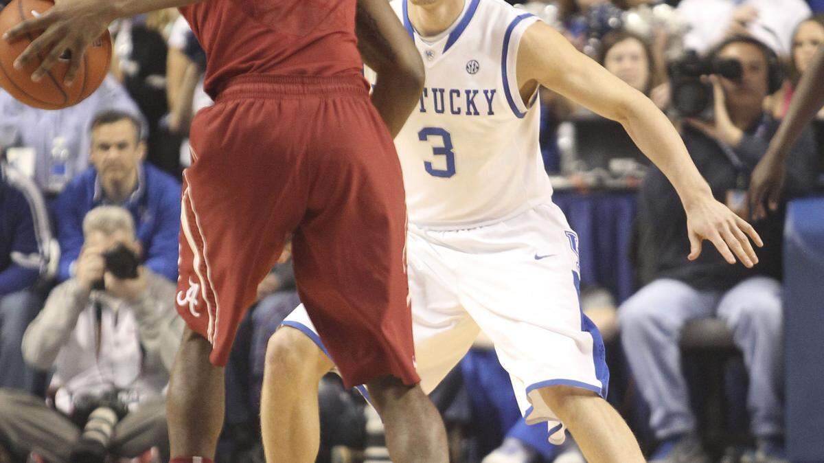 Kentucky Wildcats guard Jarrod Polson (3) guarded Alabama Crimson Tide guard Levi Randolph (20) as #25 Kentucky played Alabama on Tuesday March 4, 2014 in Lexington, Ky. Photo by Mark Cornelison | Staff