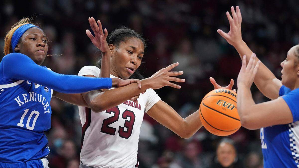 South Carolina guard Bree Hall (23) battled for a loose ball against Kentucky guards Rhyne Howard (10) and Treasure Hunt during the second half Sunday. The Gamecocks won 74-54.