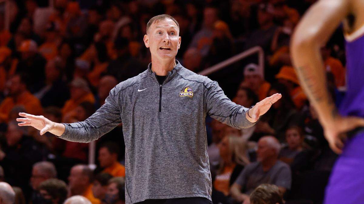 Tennessee Tech Coach John Pelphrey watched his team successfully execute the same play that ended the former Kentucky Wildcats star’s college playing career to send the Ohio Valley Conference Tournament championship game to overtime. In the OT, Southeast Missouri State rallied for an 89-82 victory over Tennessee Tech.