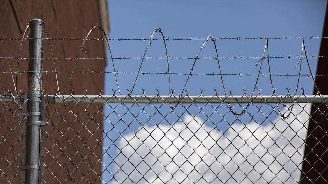 Reduce jail overcrowding before a judge orders mass release, experts warn lawmakers