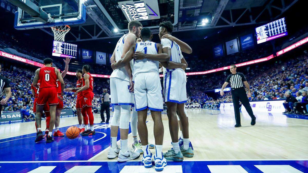 Kentucky guard Lamont Butler (1) huddles with his teammates during the Wildcats’ 93-85 win against archrival Louisville at Rupp Arena on Dec. 14.