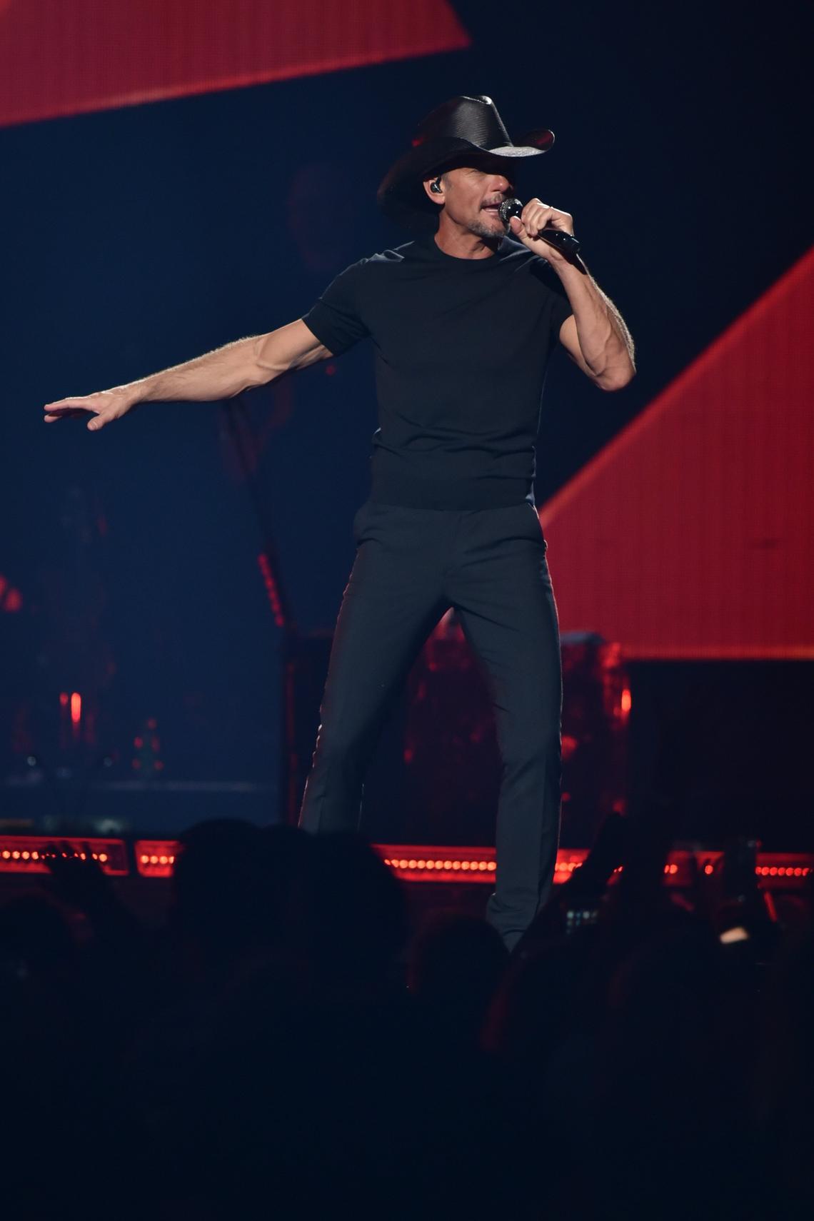 Tim McGraw sings to the Rupp Arena crowd in 2018. 