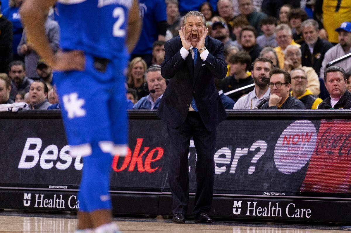 Kentucky head coach John Calipari calls a play during the first half against Missouri on Wednesday in Columbia, Mo.