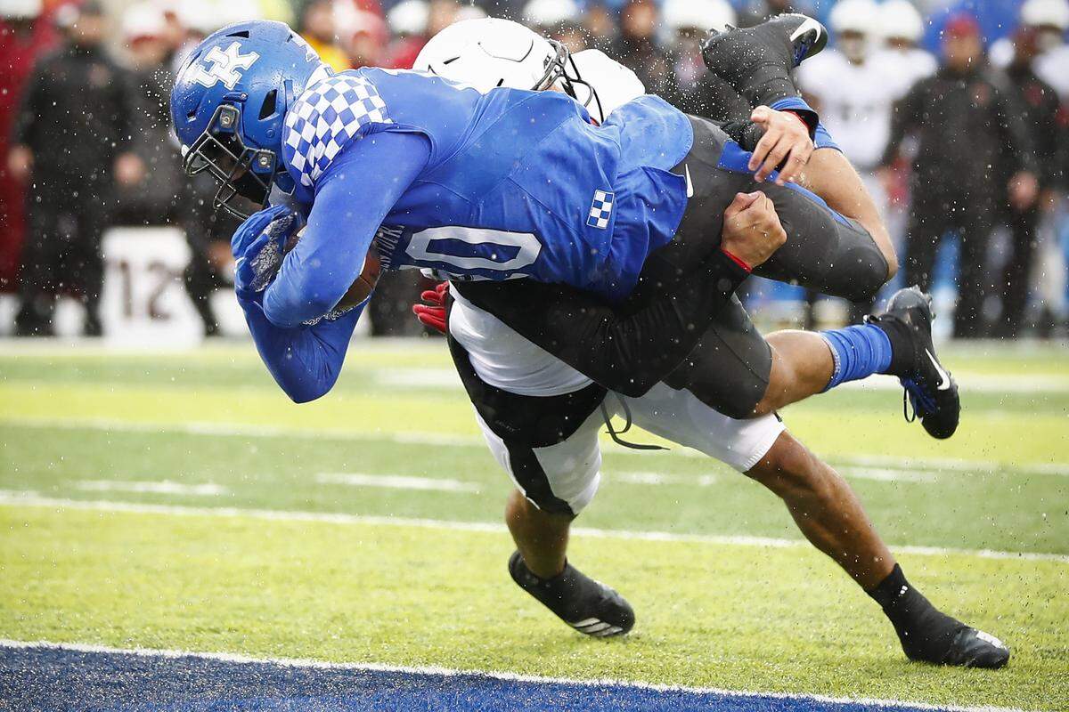 Kentucky’s A.J. Rose ran four yards for a score during the first quarter of Saturday’s game against Louisville.