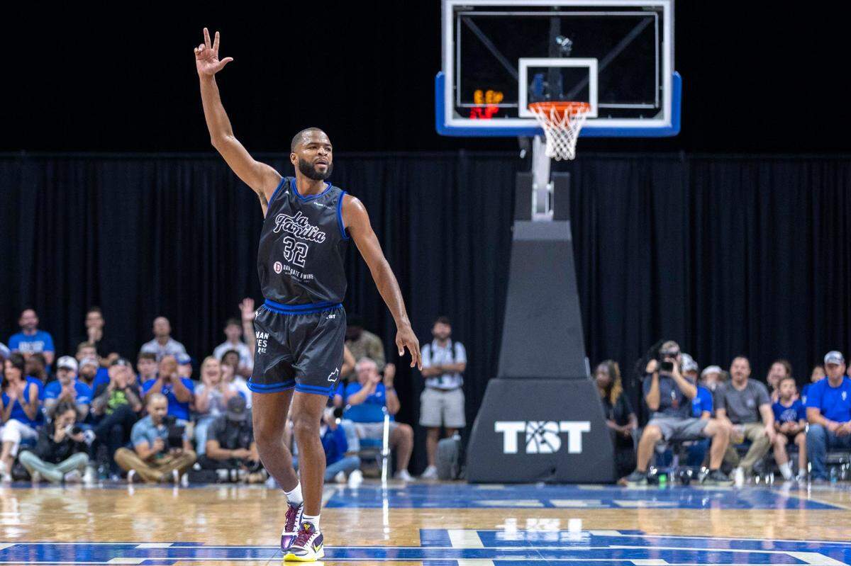 Aaron Harrison, who scored 13 points Friday night, revved up the Rupp Arena crowd after making a 3-point basket.