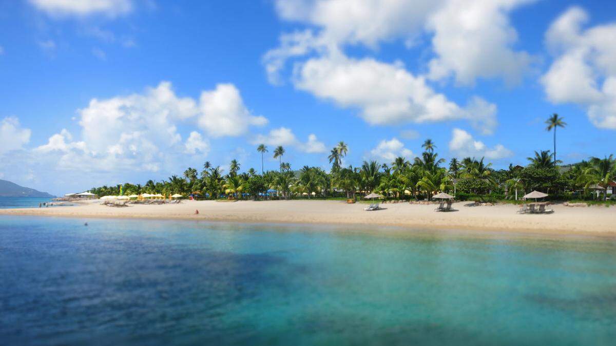 Pinney’s Beach, the largest on Nevis, runs past the recently refurbished Four Seasons Resort.            