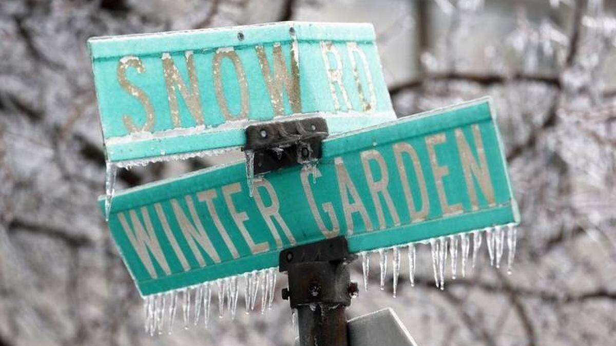 Icicles clung to the street signs for Snow Road and Winter Garden Drive in Lexington in this 2014 file photo.CHARLES BERTRAMCBERTRAM@HERALD-LEADER.COM