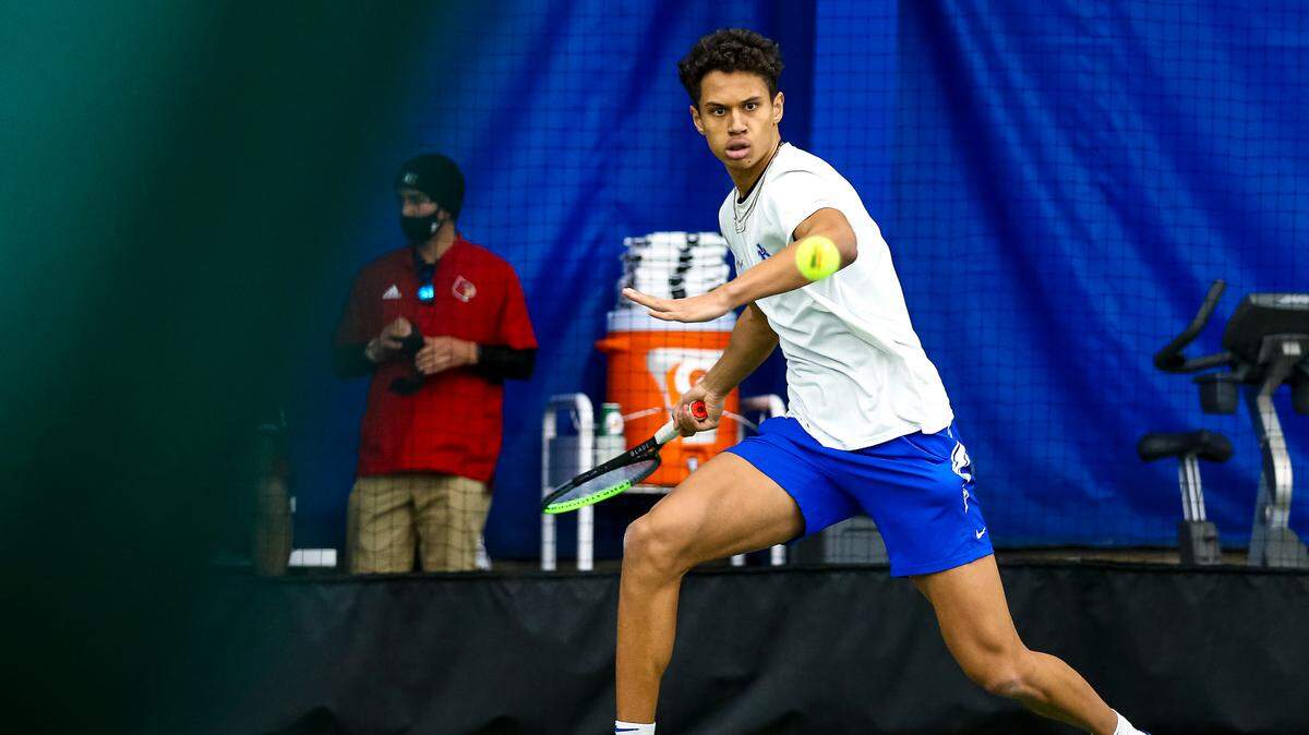 Kentucky’s Gabriel Diallo returned a shot against Louisville’s Tin Chen on Friday in Lexington. Their match was tied at one set apiece when UK clinched a 4-0 victory against the Cardinals.