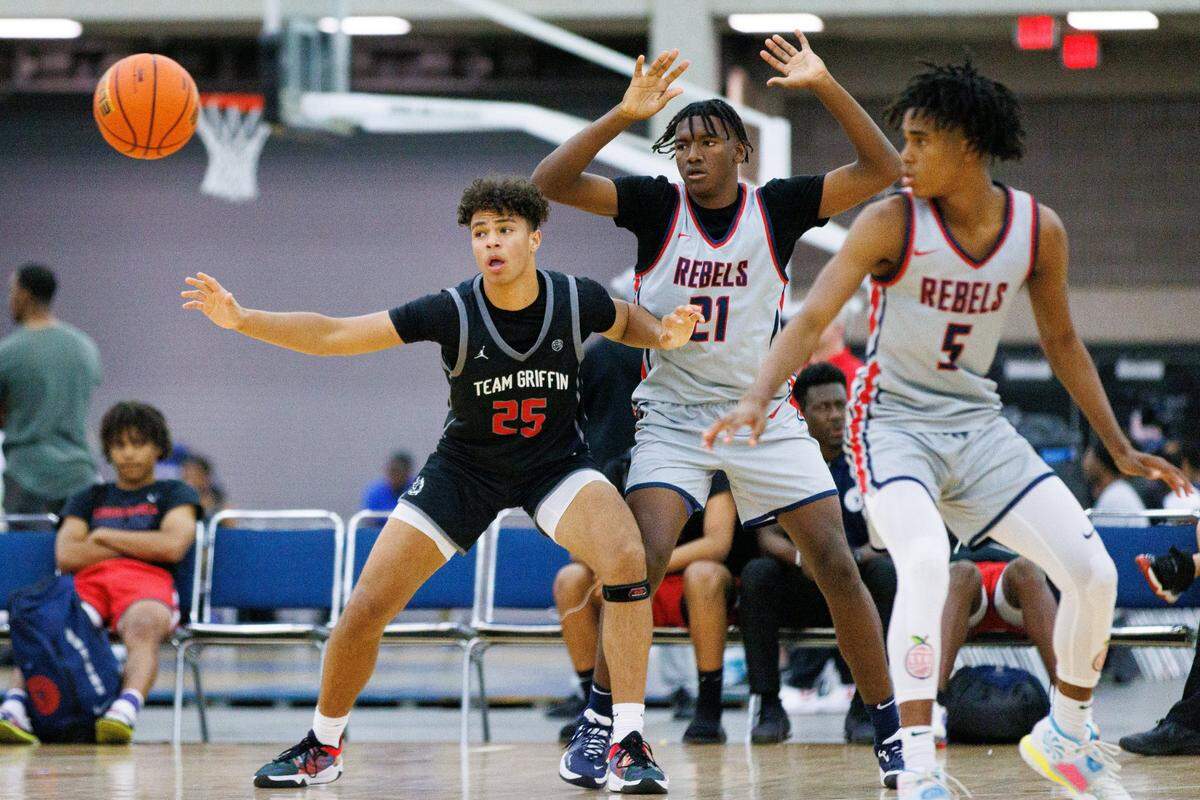 Karter Knox (21) is a top high school basketball player in the class of 2024.