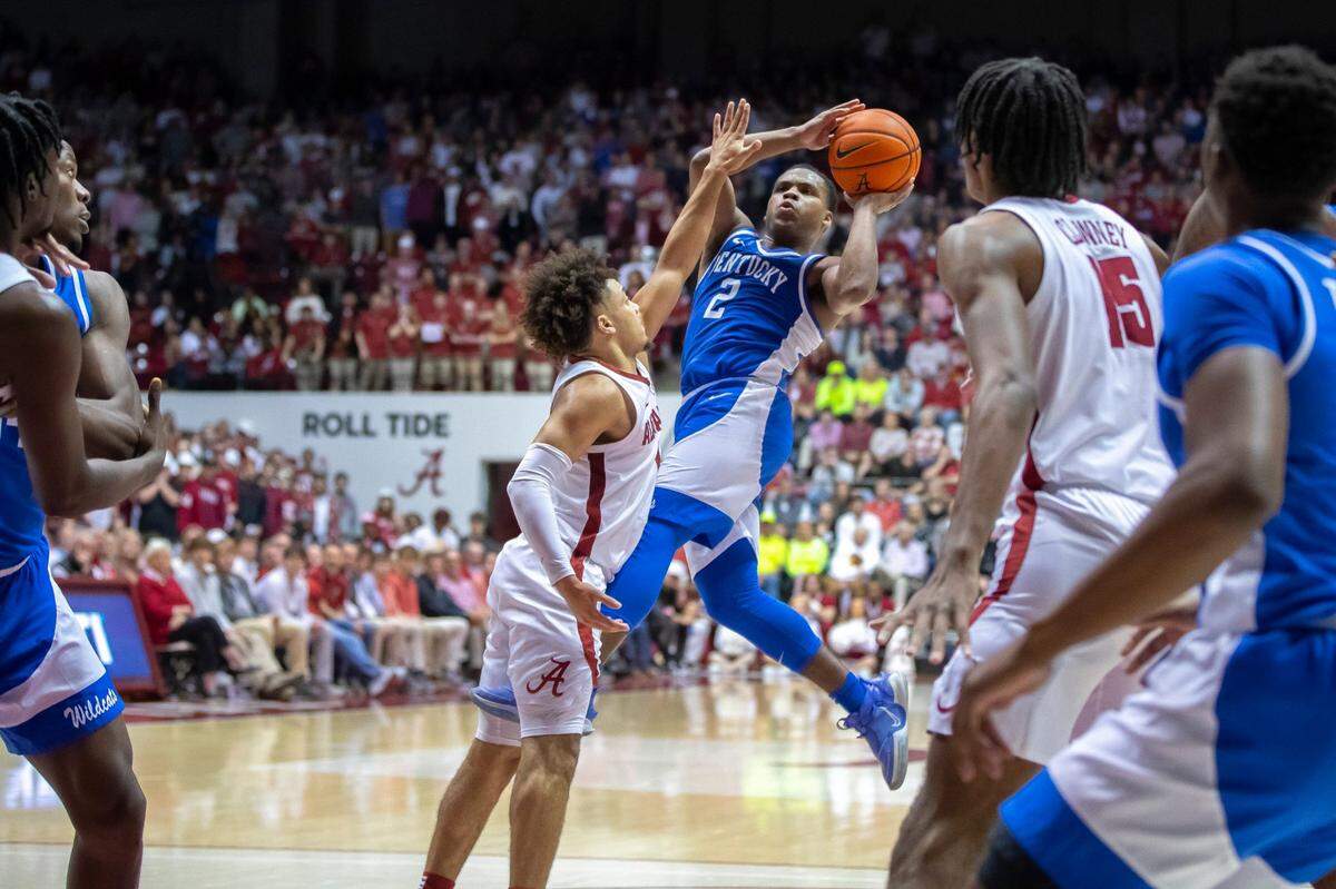 Kentucky’s Sahvir Wheeler (2) shoots the ball over Alabama’s Mark Sears (1) during Saturday’s game at Coleman Coliseum in Tuscaloosa, Ala.