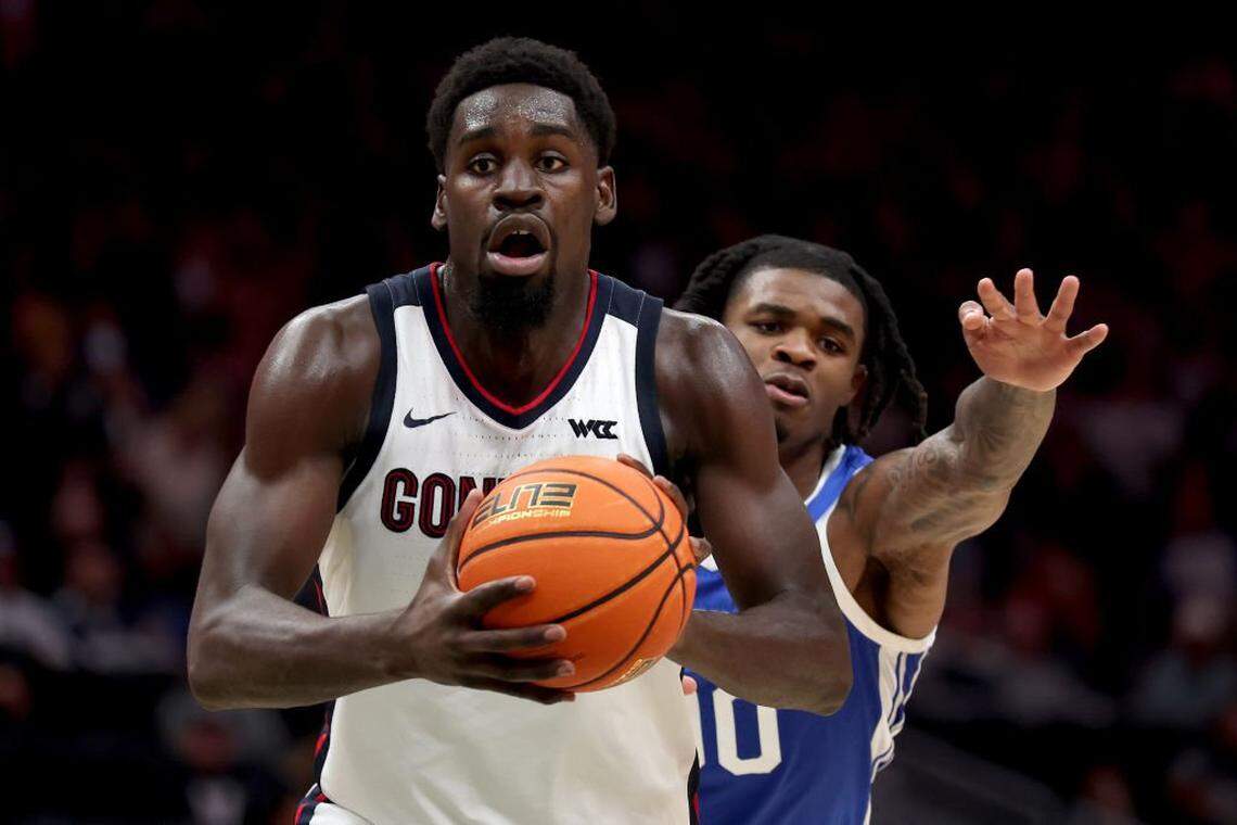 In Kentucky’s 90-89 overtime victory over Gonzaga last season in Seattle, the Bulldogs’ Graham Ike, front, had 28 points, 11 rebounds and four assists. UK’s Otega Oweh, background, went for 13 points, six rebounds and four assists.