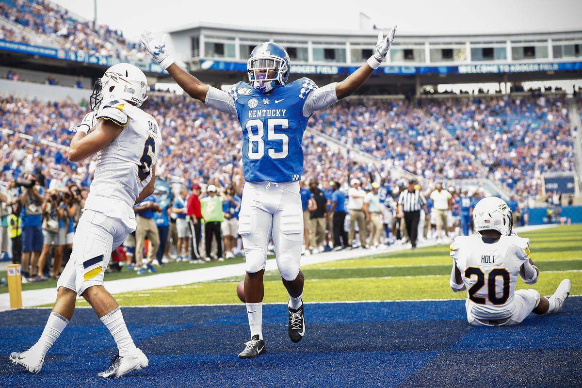 Kentucky wide receiver Bryce Oliver (85) celebrated a touchdown in front of Toledo defensive backs Nate Bauer (6) and Saeed Holt.