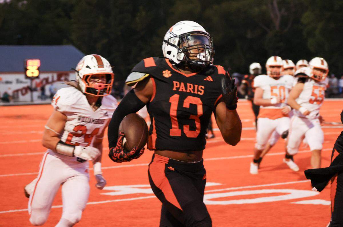 Brandon Smith-Santiago runs for a Paris touchdown in the second quarter against Williamsburg.