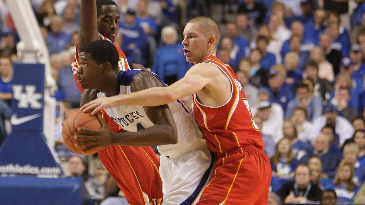 Kentucky’s DeAndre Liggins looked to pass out of a VMI trap by Michael Sparks, right, and Travis Holmes as the Keydets forced 25 Kentucky turnovers in a 111-103 defeat of the Cats on Nov. 14, 2008. Sparks, a former Tates Creek star, had five points, three rebounds and one assist.