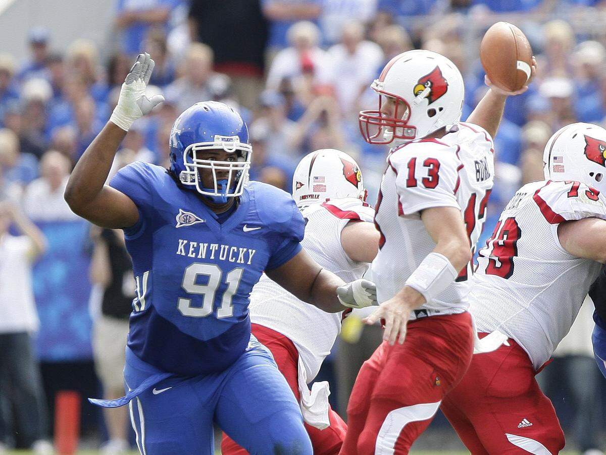 Kentucky defensive tackle Corey Peters (91) pressured Louisville quarterback Justin Burke during the Wildcats’ 31-27 win over the Cardinals in 2009.
