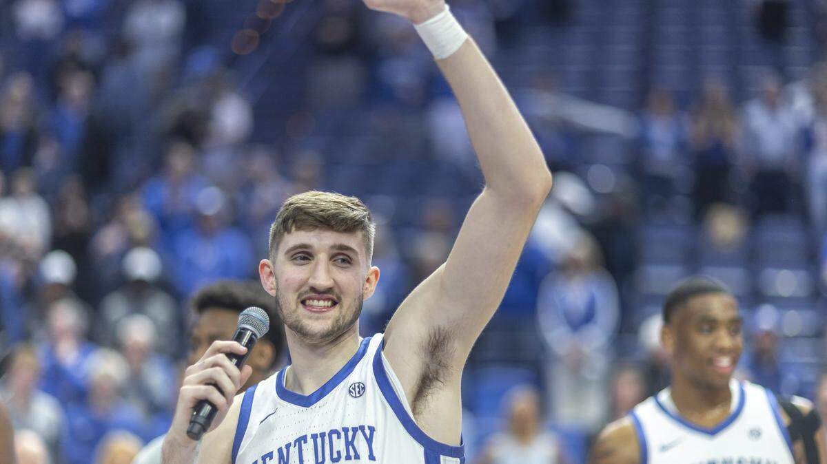 What did UK basketball players tell the Rupp Arena crowd after Senior Night win over LSU?