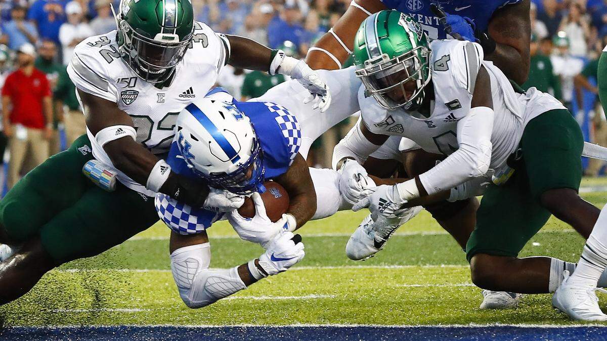 Kentucky football moves to 2-0 but loses starting quarterback to leg injury
