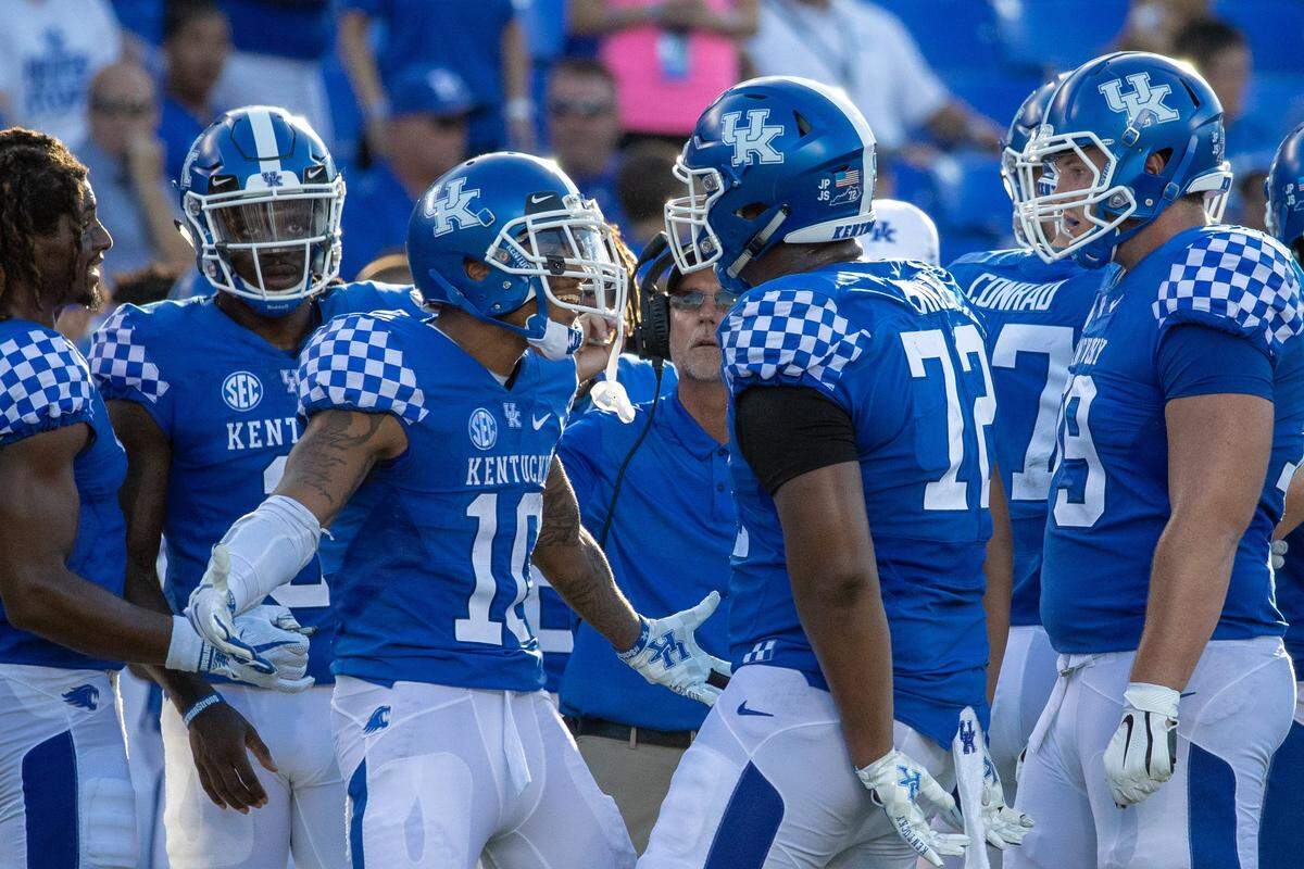 Kentucky left tackle E.J. Price (72) celebrated with running back A.J. Rose during UK’s season-opening victory over Central Michigan.