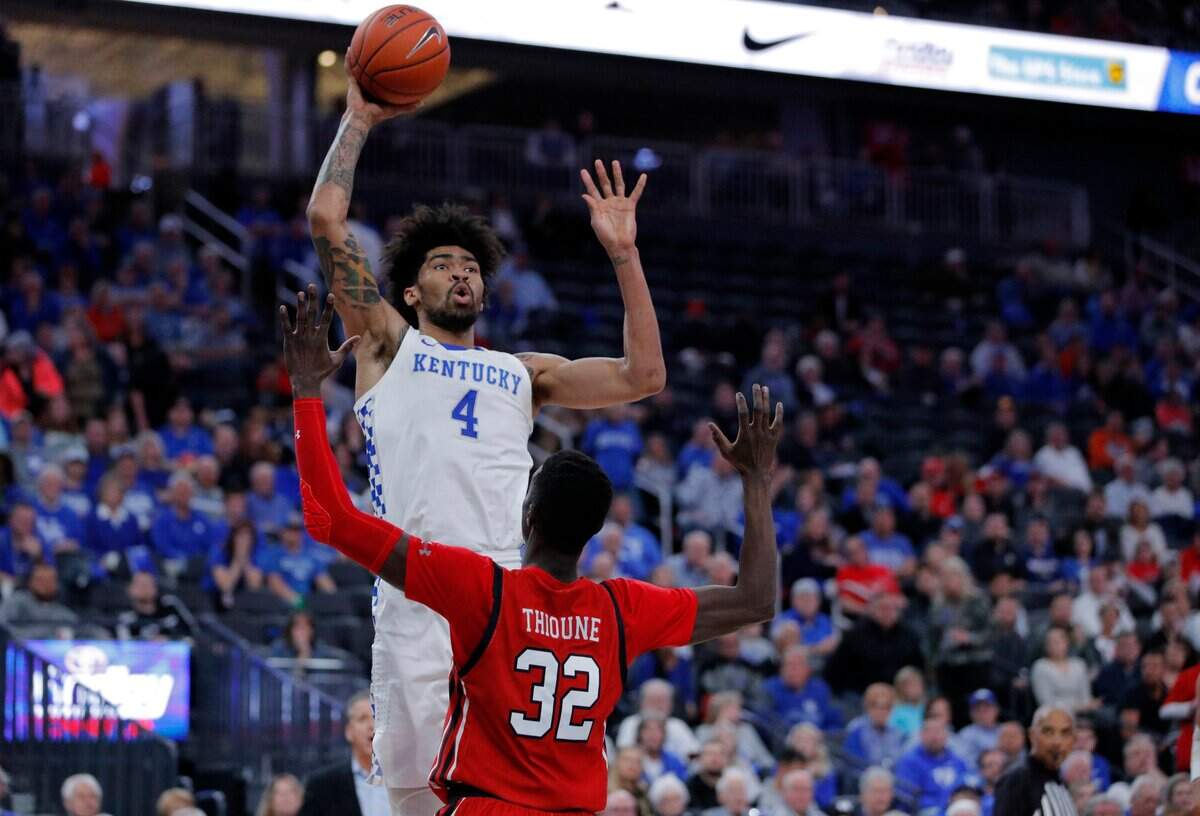 Kentucky’s Nick Richards (4) shot over Utah’s Lahat Thioune (32) on Wednesday night. Richards finished with five points and four rebounds.