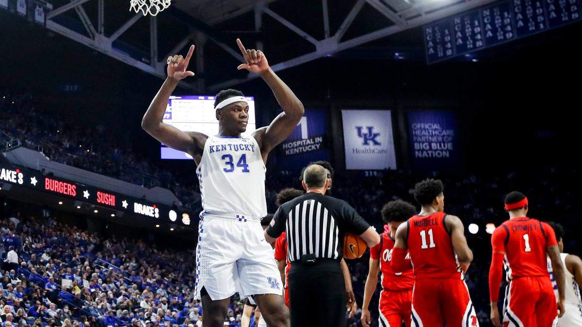 UK rides its ‘middle linebacker,’ ‘unbelievable quarterback’ to win against Ole Miss