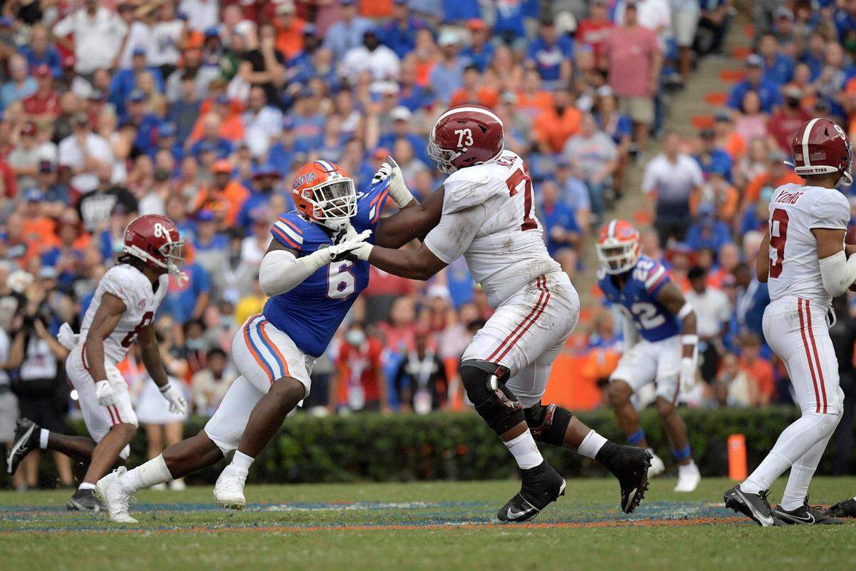 Florida defensive lineman Zachary Carter (6) is third in the SEC with 4.5 quarterback sacks.