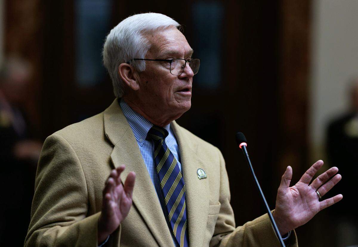 Sen. Stephen Meredith, R-Leitchfield, speaks on Senate Bill 132, an act related to the recruitment and retention of health care professionals, on the Senate floor in 2025.